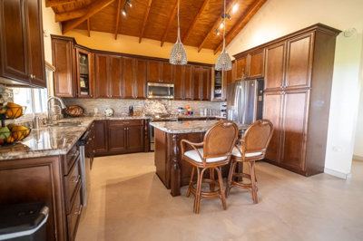 Kitchen & Breakfast Bar