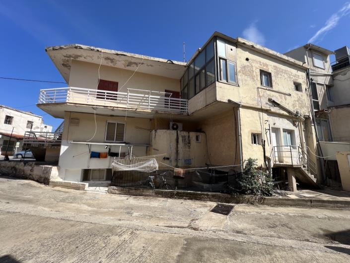 Image No.2-Maison de 6 chambres à vendre à Tavronitis