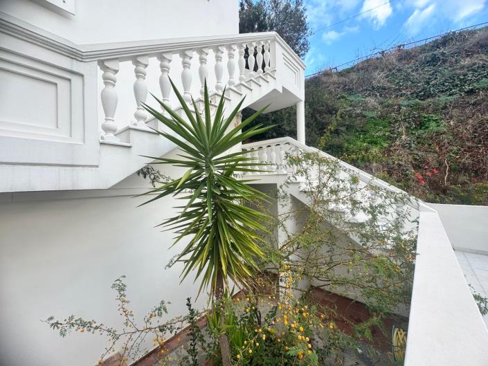 Image No.45-11 Bed Hotel for sale