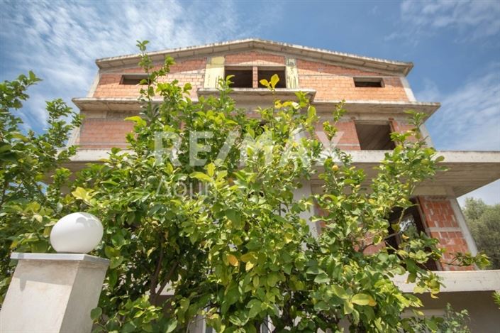 Image No.8-8 Bed Property for sale