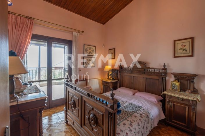 Image No.10-3 Bed Property for sale