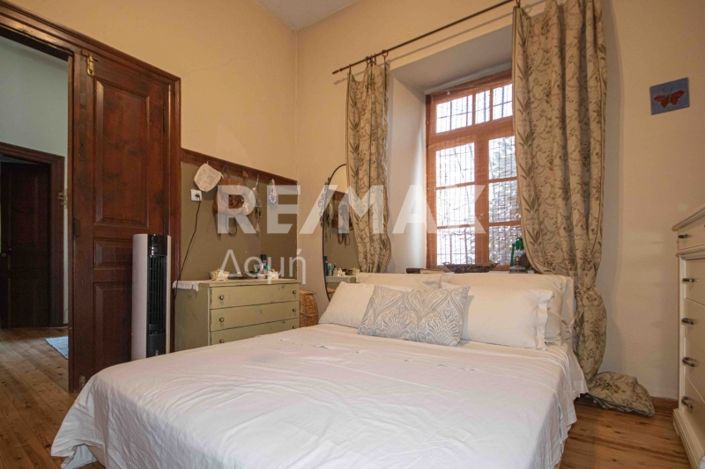 Image No.10-5 Bed Property for sale