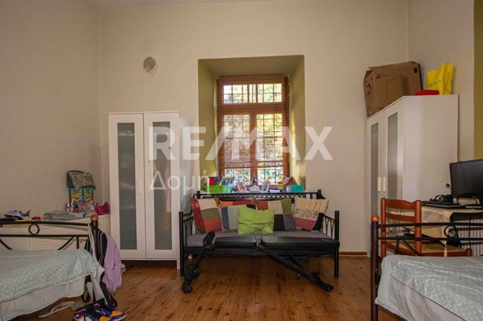 Image No.12-5 Bed Property for sale