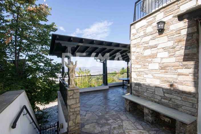 Image No.9-2 Bed House for sale