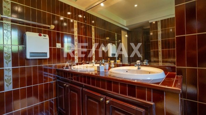 Image No.36-5 Bed Property for sale