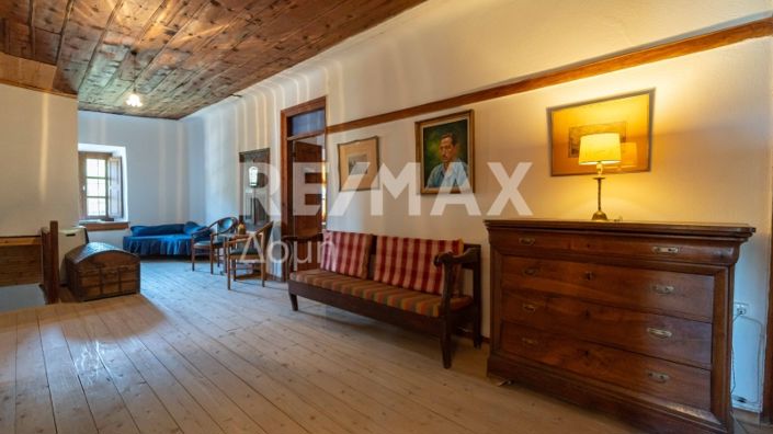 Image No.8-5 Bed Property for sale