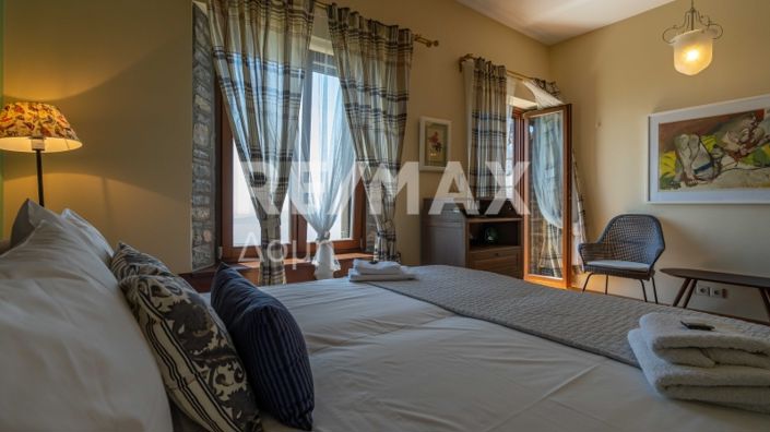 Image No.10-3 Bed Property for sale