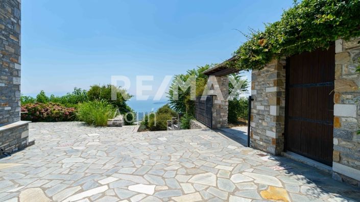 Image No.56-3 Bed Property for sale