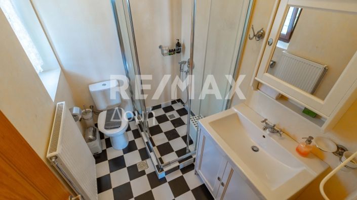 Image No.9-3 Bed Property for sale