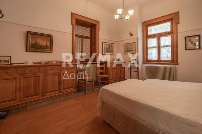 Image No.8-5 Bed Property for sale