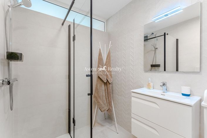 Image No.12-5 Bed Villa for sale