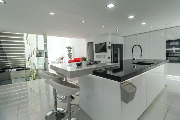 Image No.11-7 Bed Villa for sale