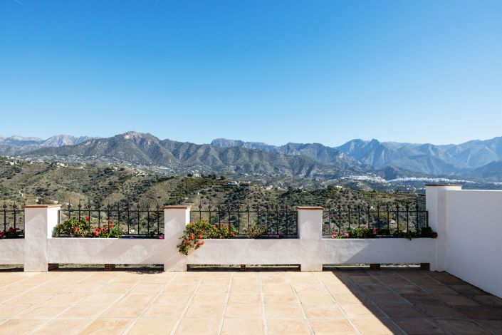 Image No.3-7 Bed Villa for sale