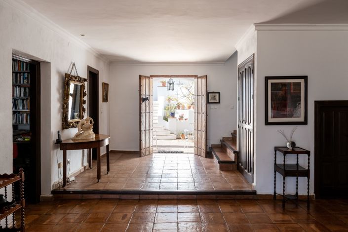 Image No.10-7 Bed Villa for sale