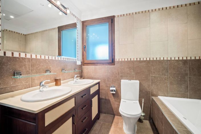 Image No.8-7 Bed House for sale