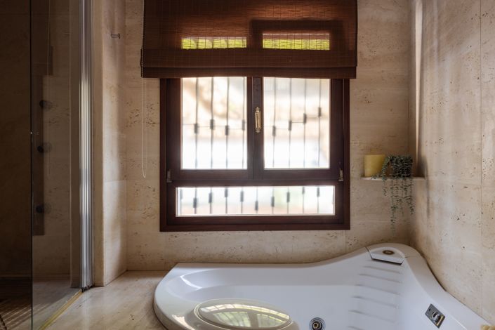 Image No.17-6 Bed House for sale