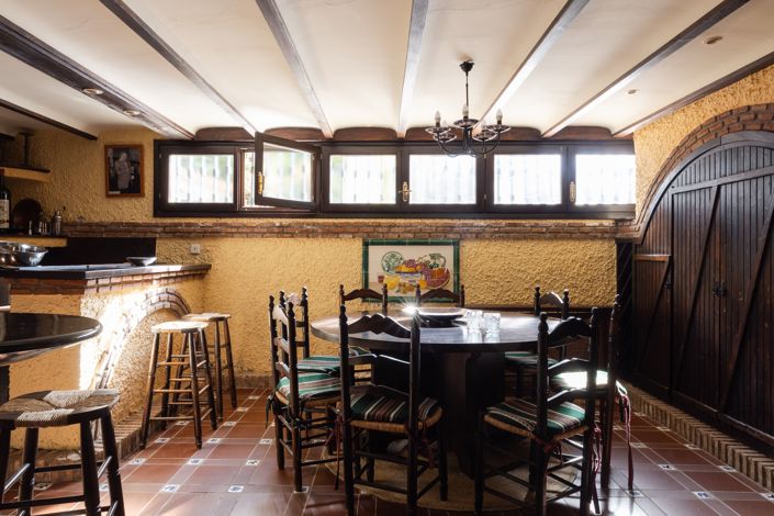 Image No.30-6 Bed House for sale