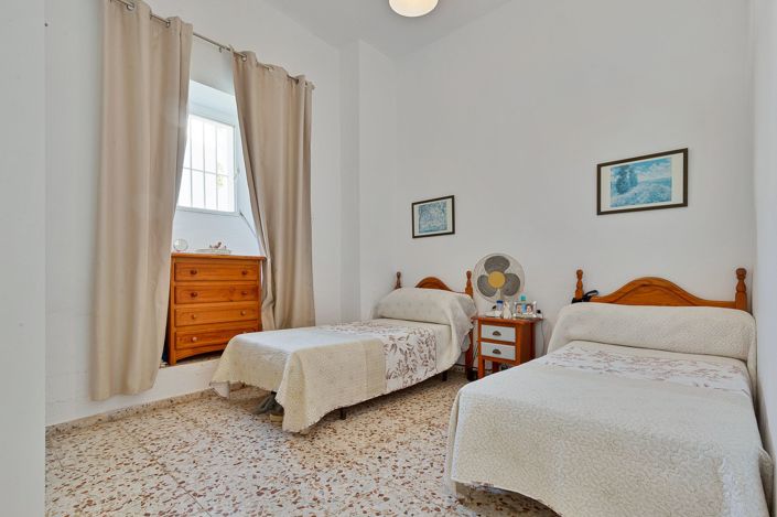 Image No.28-12 Bed Property for sale