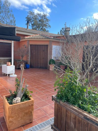 Image No.25-4 Bed Restaurant for sale