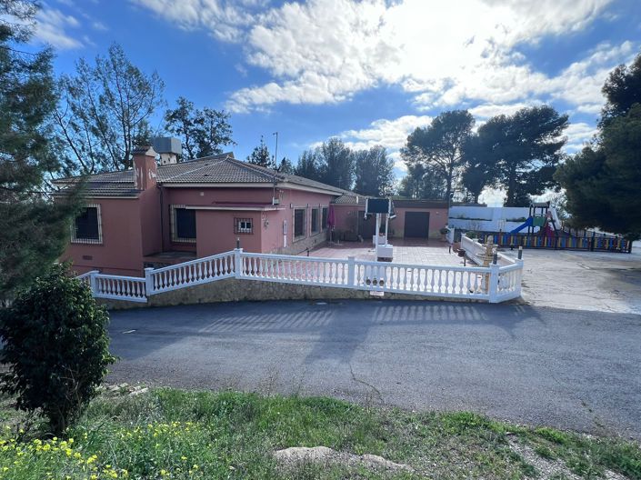 Image No.4-4 Bed Restaurant for sale