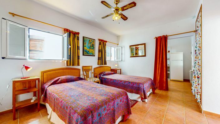 Image No.18-6 Bed Townhouse for sale