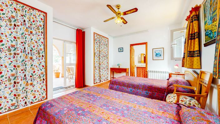 Image No.21-6 Bed Townhouse for sale