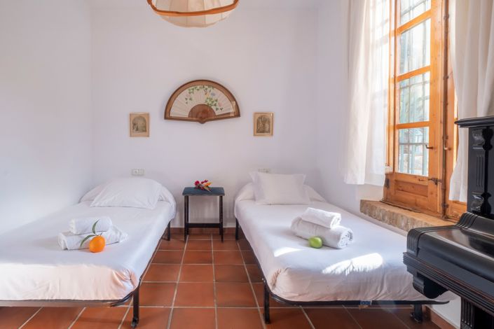 Image No.18-6 Bed House for sale