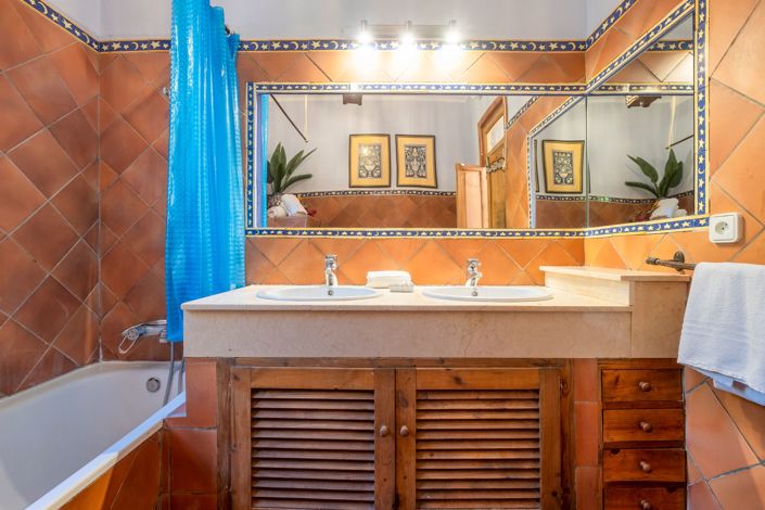 Image No.23-6 Bed House for sale