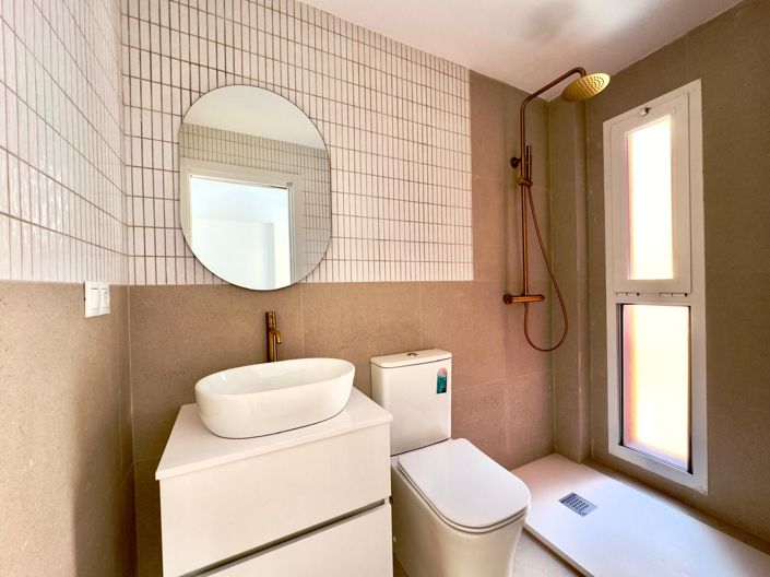 Image No.21-6 Bed Property for sale