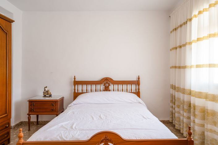 Image No.19-5 Bed House for sale