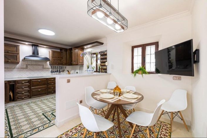 Image No.7-5 Bed House for sale