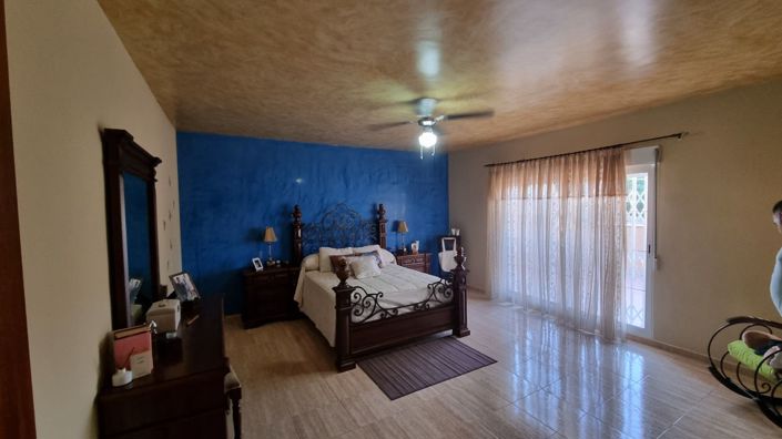 Image No.18-4 Bed House for sale