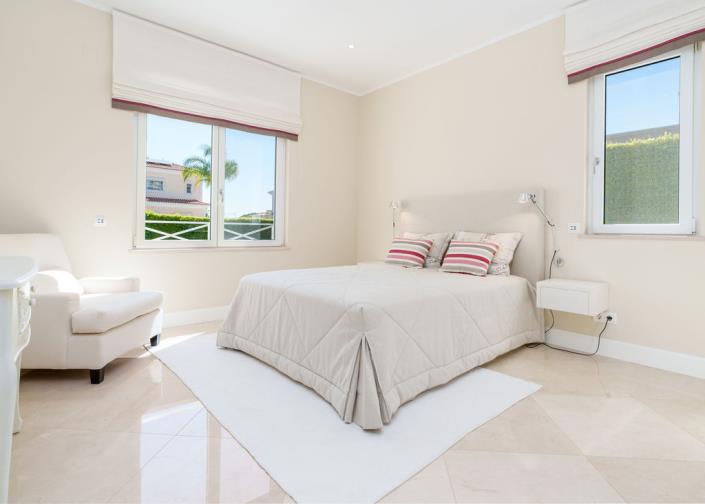 Image No.12-4 Bed Villa / Detached for sale