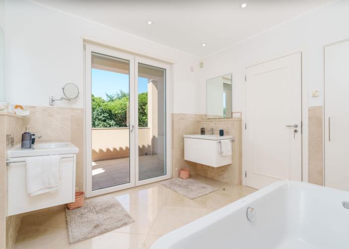 Image No.20-4 Bed Villa / Detached for sale