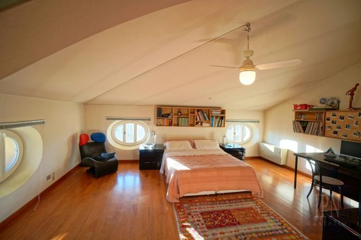 Image No.18-10 Bed Mansion for sale