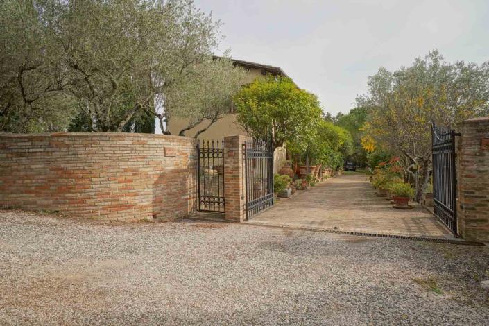 Image No.10-6 Bed Farmhouse for sale