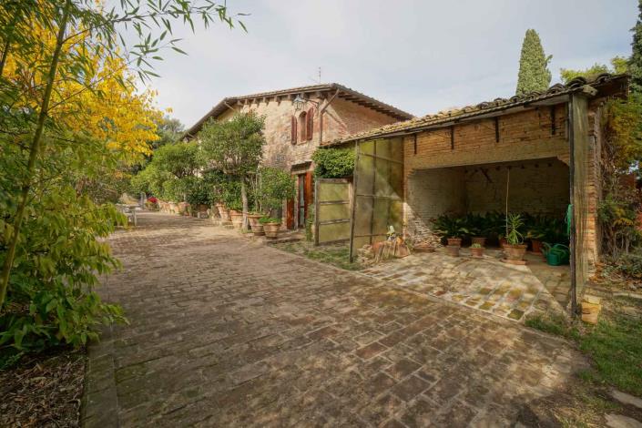 Image No.15-6 Bed Farmhouse for sale