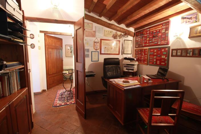 Image No.11-4 Bed Farmhouse for sale