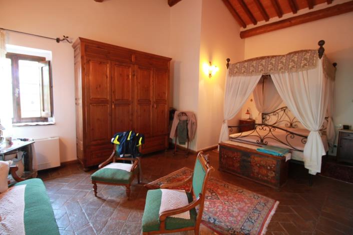 Image No.12-4 Bed Farmhouse for sale