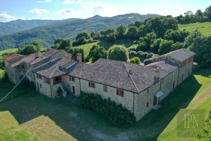 Image No.11-8 Bed Farmhouse for sale