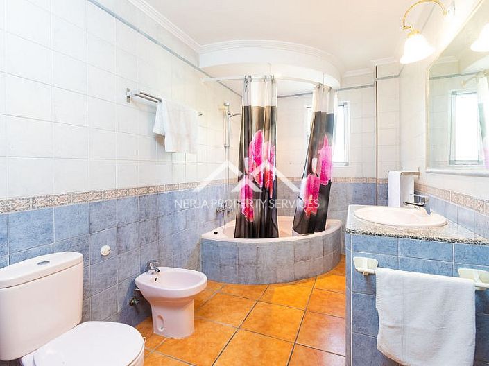 Image No.12-Villa de 4 chambres à vendre à Nerja