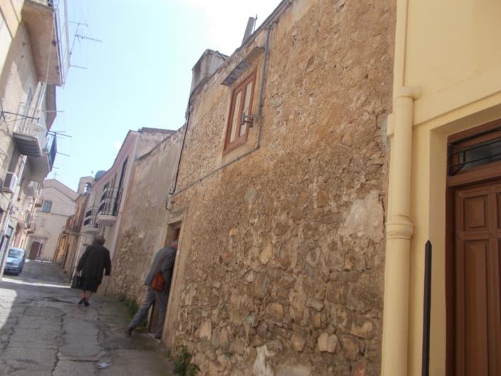 Image No.18-2 Bed Townhouse for sale