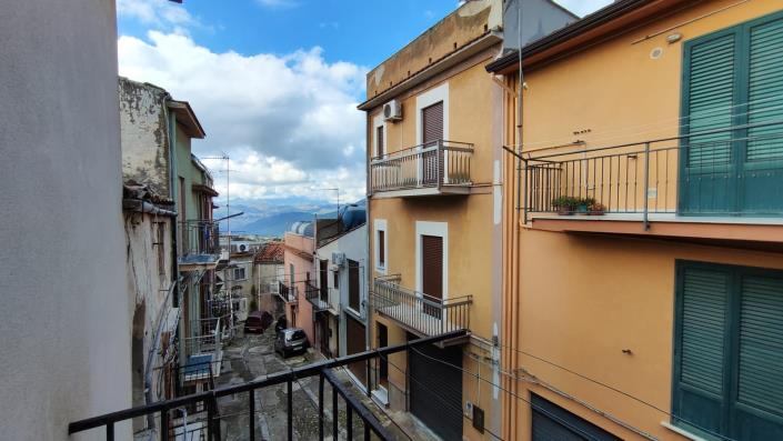 Image No.13-2 Bed Townhouse for sale