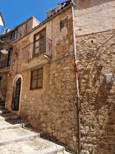 Image No.2-4 Bed House for sale