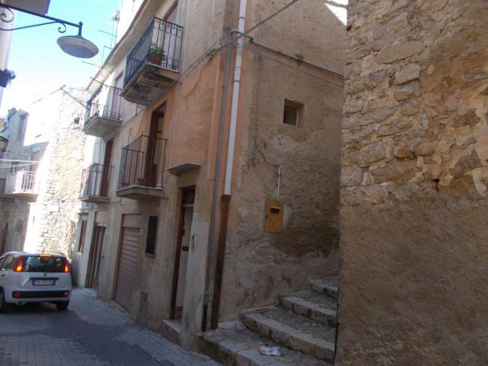 Image No.2-3 Bed House for sale