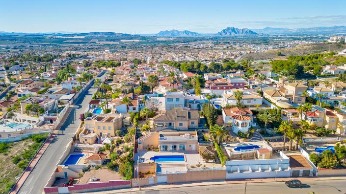 Image No.2-4 Bed Villa / Detached for sale