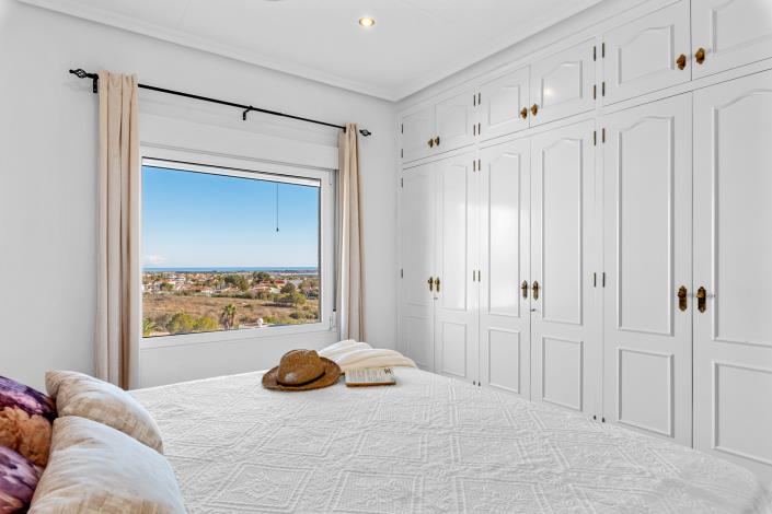 Image No.14-4 Bed Villa / Detached for sale