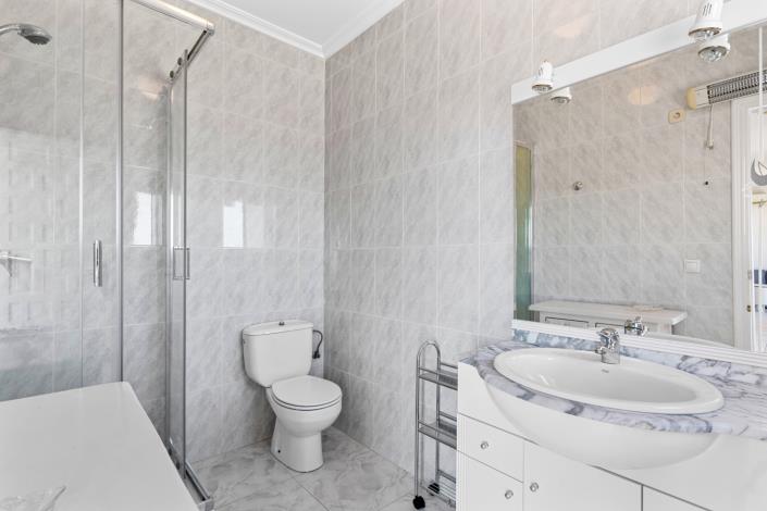 Image No.27-4 Bed Villa / Detached for sale