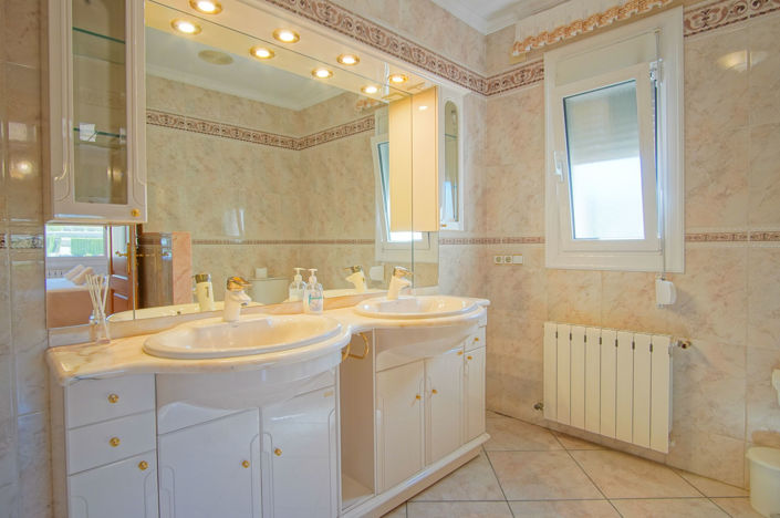 Image No.29-8 Bed Villa for sale