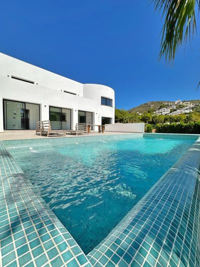 Image No.2-4 Bed Villa for sale